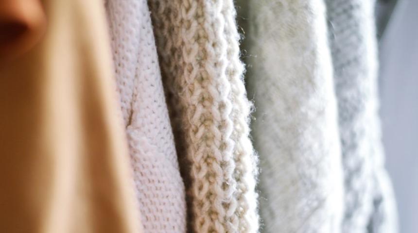 T&uuml;ylenmiş kazakları &ccedil;&ouml;pe atmayın! Bu &ouml;nerilerle ilk g&uuml;nk&uuml; gibi olacak!