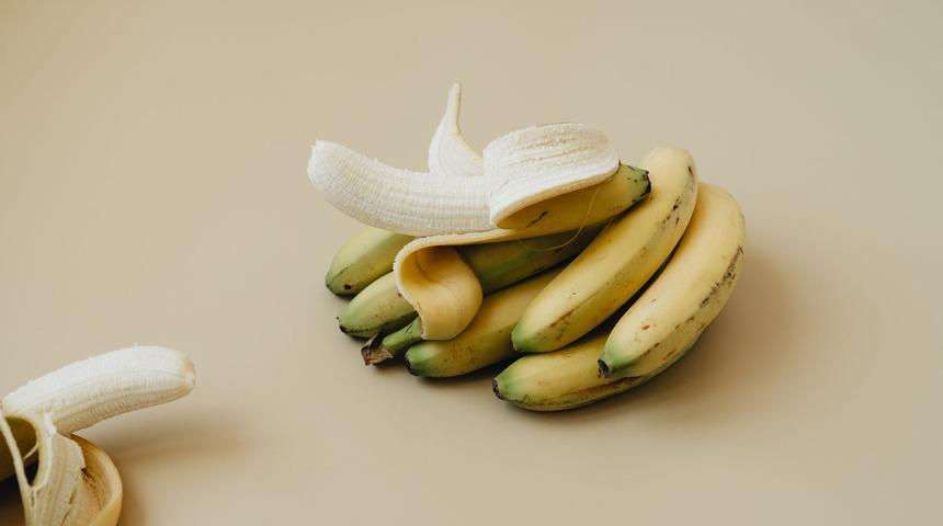 Muz kabuklarını &ccedil;&ouml;pe attığınıza pişman olmayın! Kabukları kullanabileceğiniz alanları duymaya hazır olun..