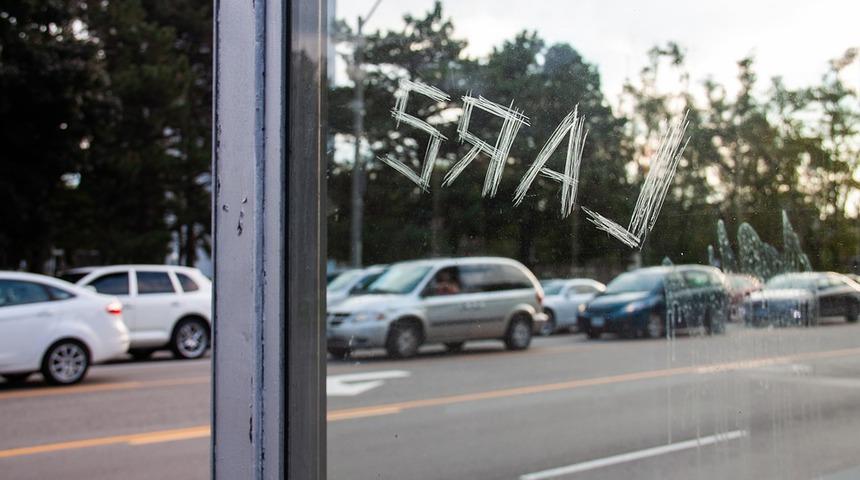 &Ccedil;izik camlarınızdan umudunuzu kesmeyin! Bu y&ouml;ntemler sayesinde rahatsız edici &ccedil;am &ccedil;iziklerinizden kurtulmanız m&uuml;mk&uuml;n...