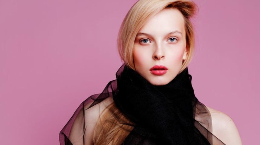 Doğru y&ouml;ntemleri kullanarak makyaj malzemelerinin y&uuml;z &ccedil;izgilerinize dolmasına bir son verin!