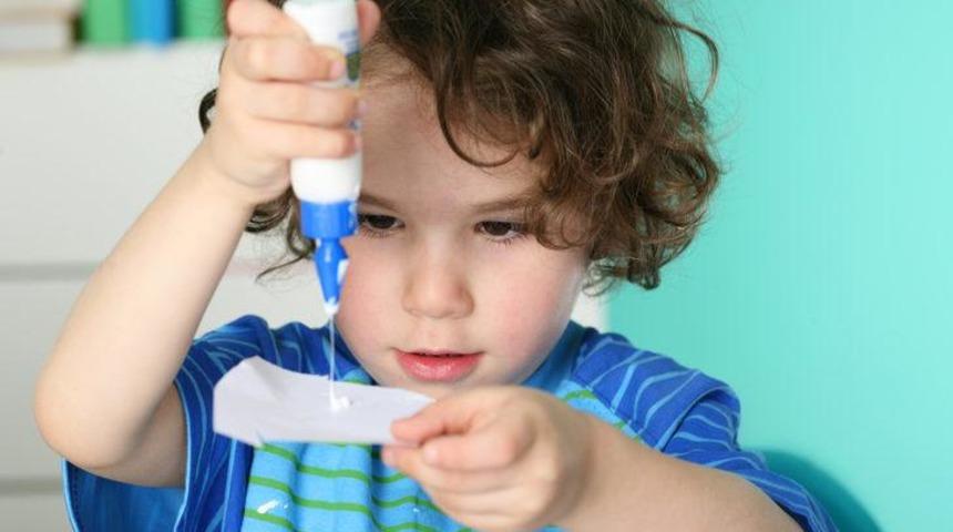 G&uuml;&ccedil;l&uuml; yapıştırıcılar elinize ya da kumaşa bulaşacak diye korkmanıza gerek yok! &Ccedil;&ouml;z&uuml;m yollarını a&ccedil;ıklıyoruz&hellip;