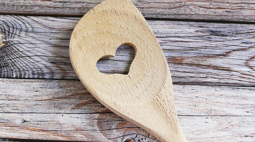 Mutfağınızın vazge&ccedil;ilmezleri arasında yer alan tahta &uuml;r&uuml;nlerin nasıl temizlenmesi gerektiğini biliyor musunuz? İşte detaylar...