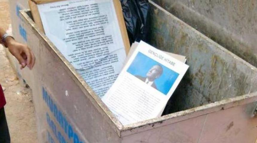 Temizlik yaptılar, Atat&uuml;rk&rsquo;&uuml; &ccedil;&ouml;pe attılar!