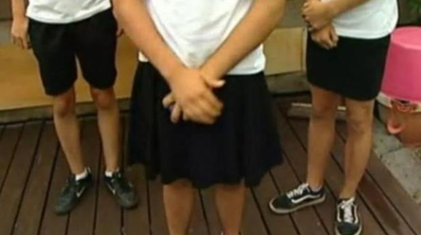 Erkek &ouml;ğrencilerden etekli protesto