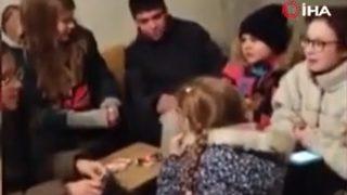 Ukraynalı çocuklar bomba seslerini duymamak için şarkı söyledi! Yerin binlerce metre altından seslendiler: Kiev’im benim..
