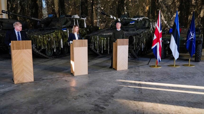 Son dakika: İngiltere savaşa girecek mi? Rusya sınırındaki ülkeden tankların önünde net mesaj