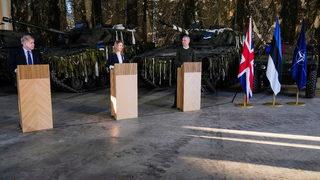 Son dakika: İngiltere savaşa girecek mi? Rusya sınırındaki ülkeden tankların önünde net mesaj