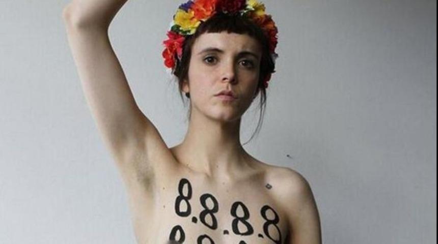 Femen Türkiye'deki Twitter yasağı için soyundu