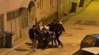 Bursa'da sokakta yürüyen gence 7 kişi birden saldırdı!