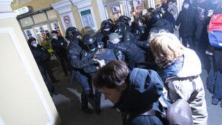 Rusya'da barış isteyenler sokaklara çıktı! Polisten sert müdahale