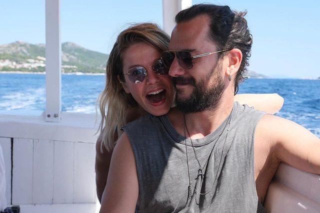 Burcu Biricik aşka geldi! Eşi Emre Yetkin ile dudak dudağa pozunu paylaştı