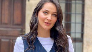 Gönül Dağı'nın Dilek'i Gülsim Ali merdivene uzanıp poz verdi! Güzelliği ülke sınırlarını aştı