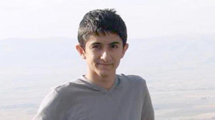 Anne ve babasının g&ouml;zleri &ouml;n&uuml;nde intihar etti