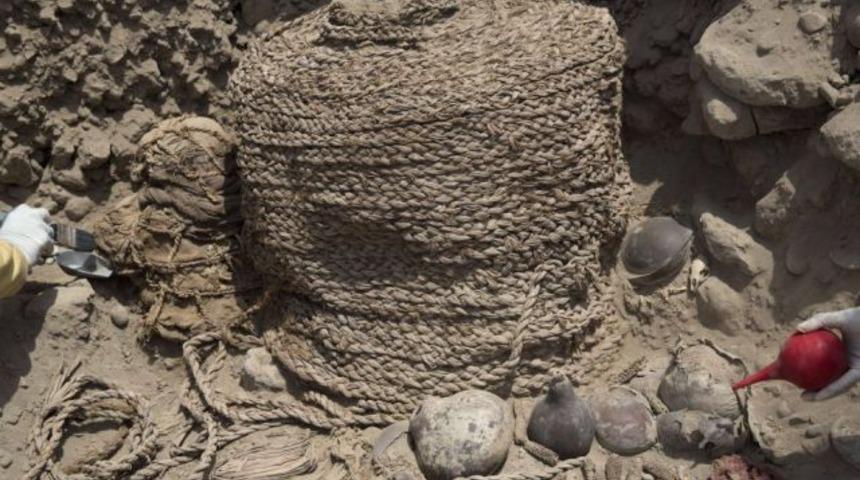 Peru'da bin k&uuml;sur yıllık mumya bulundu