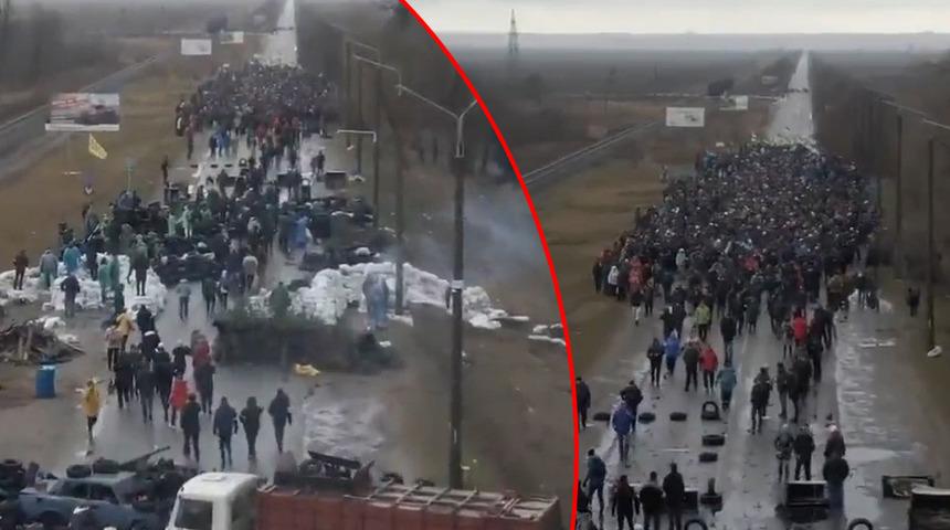 Son dakika… Ukrayna’da sivil barikat! Rus ordusu neye uğradığını şaşırdı…