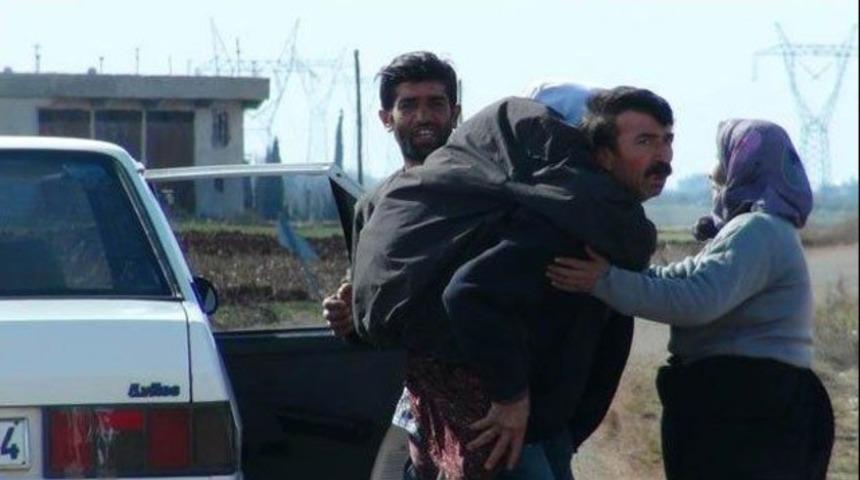 Hasta annesini sırtında taşıyarak T&uuml;rkiye&rsquo;ye sığındı