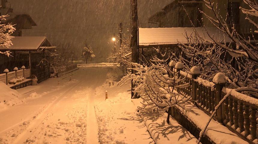 Kar yağışı nedeniyle 48 saatten fazla elektrikler kesilmişti! Şimdi de okullar tatil edildi