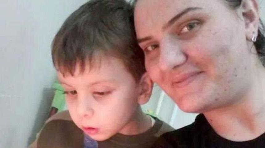 Hastane yolunda annesinin kucağında can verdi