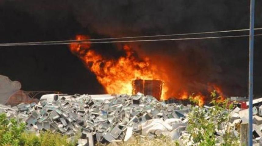 Yalova'da plastik fabrikası yanıyor