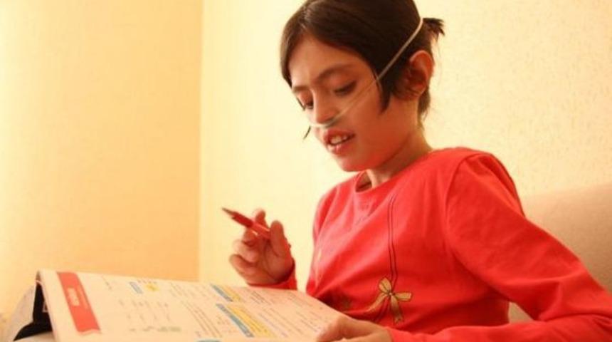 K&uuml;&ccedil;&uuml;k Emine'nin g&uuml;lmesi bile yasak