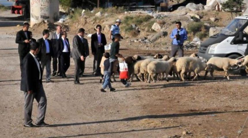  Vali'yi g&ouml;r&uuml;nce ka&ccedil;maya başladı!