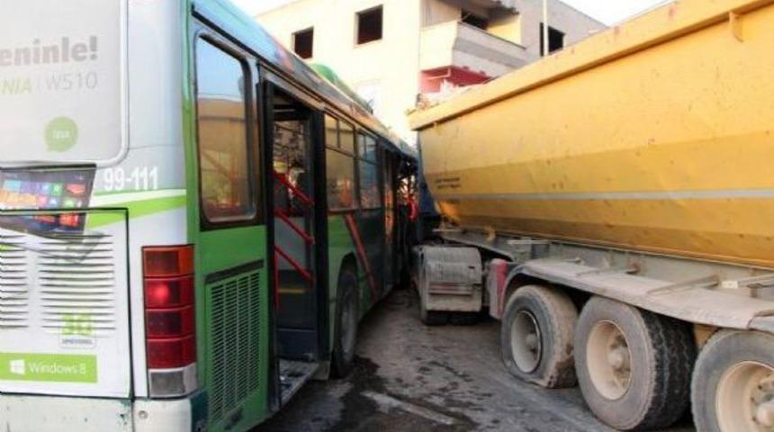 İETT otobüsü kamyonla çarpıştı: 1 ölü