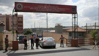 Metris Cezaevi önünde satırlı dehşet