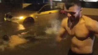 Otoyolda yarı çıplak yüzdü! Antalya'daki bulvarda dalgalar oluştu