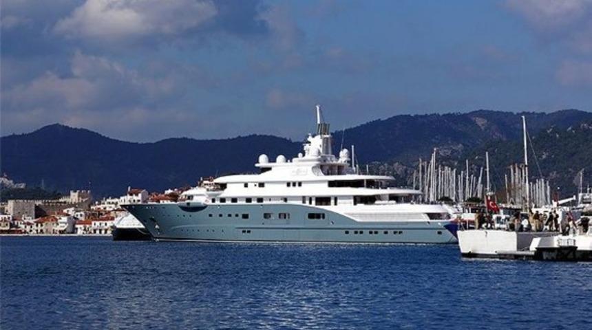 Şeyhin 110 metrelik lüks yatı marinalara sığmadı