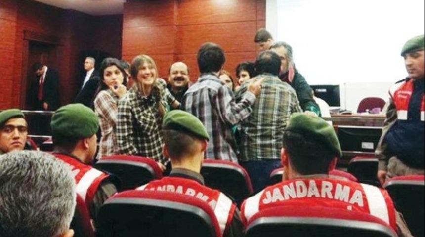 'Kırmızı Fularlı Kız' tahliye oldu