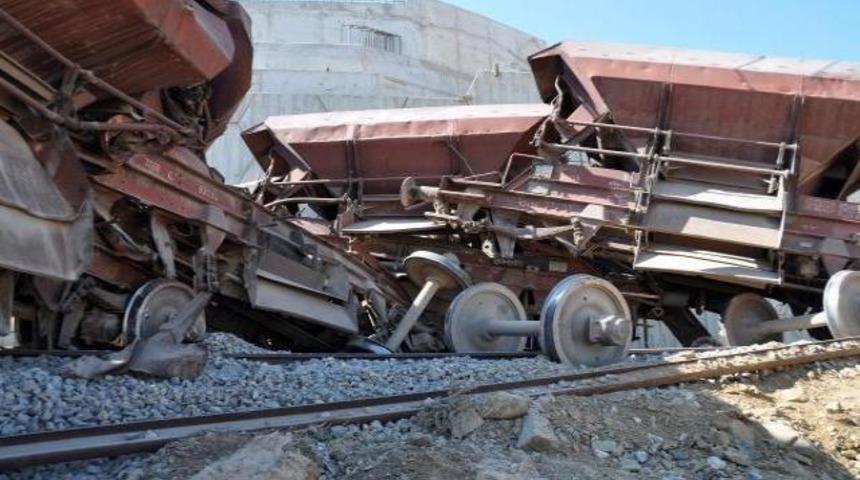  Gaziantep'te iki tren kafa kafaya &ccedil;arpıştı