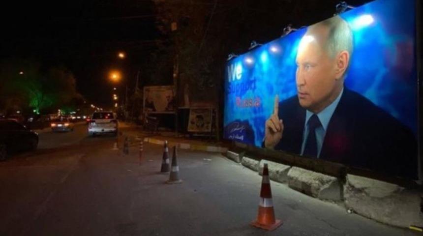 Kimin astığı bilinmiyor! Bağdat'ta 'dev Putin posteri' ortalığı karıştırdı