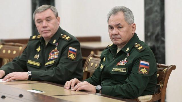 Valery Gerasimov (solda) ve Sergei Shoigu (sağda).