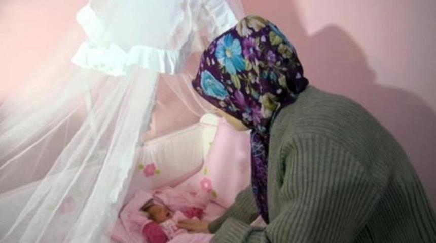 Küvezde unutulan bebek ölümden döndü