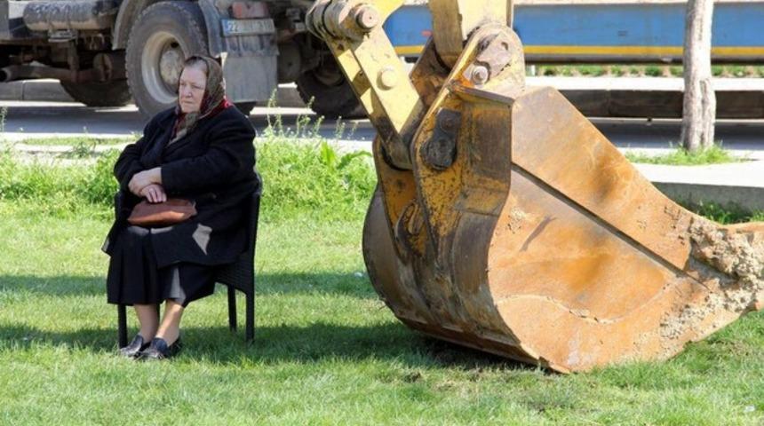 Kep&ccedil;enin &ouml;n&uuml;ne oturdu, inşaat durdu