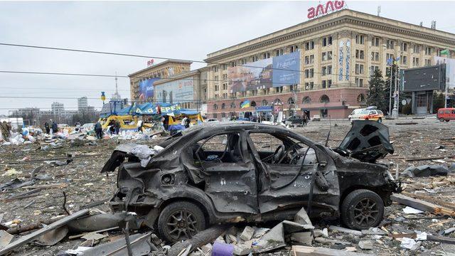 Harkov'un kent merkezi Rus bombardımanında hasar gördü