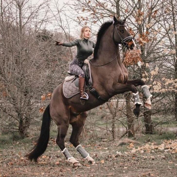 Ünlü model Augustine'in zor anları! Sevmeye çalıştığı at bluzunun fermuarını açtı G1