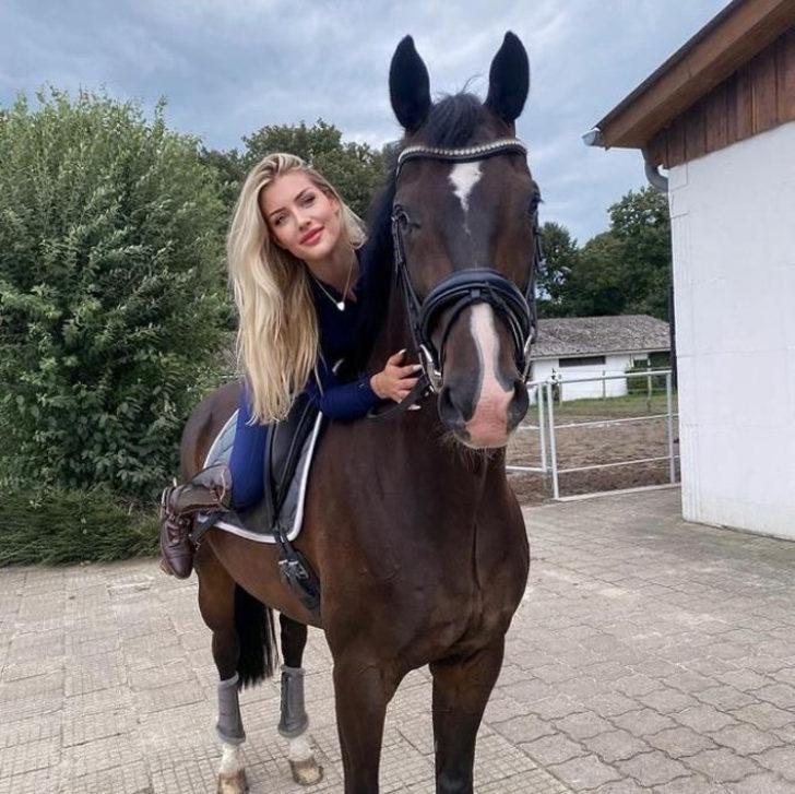 Ünlü model Augustine'in zor anları! Sevmeye çalıştığı at bluzunun fermuarını açtı G2