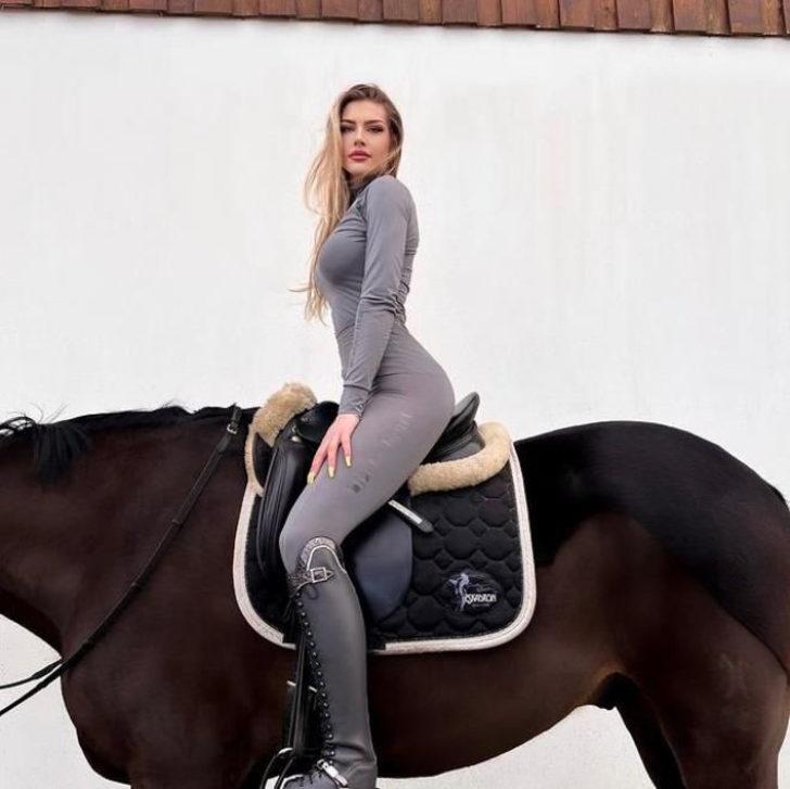 Ünlü model Augustine'in zor anları! Sevmeye çalıştığı at bluzunun fermuarını açtı G3