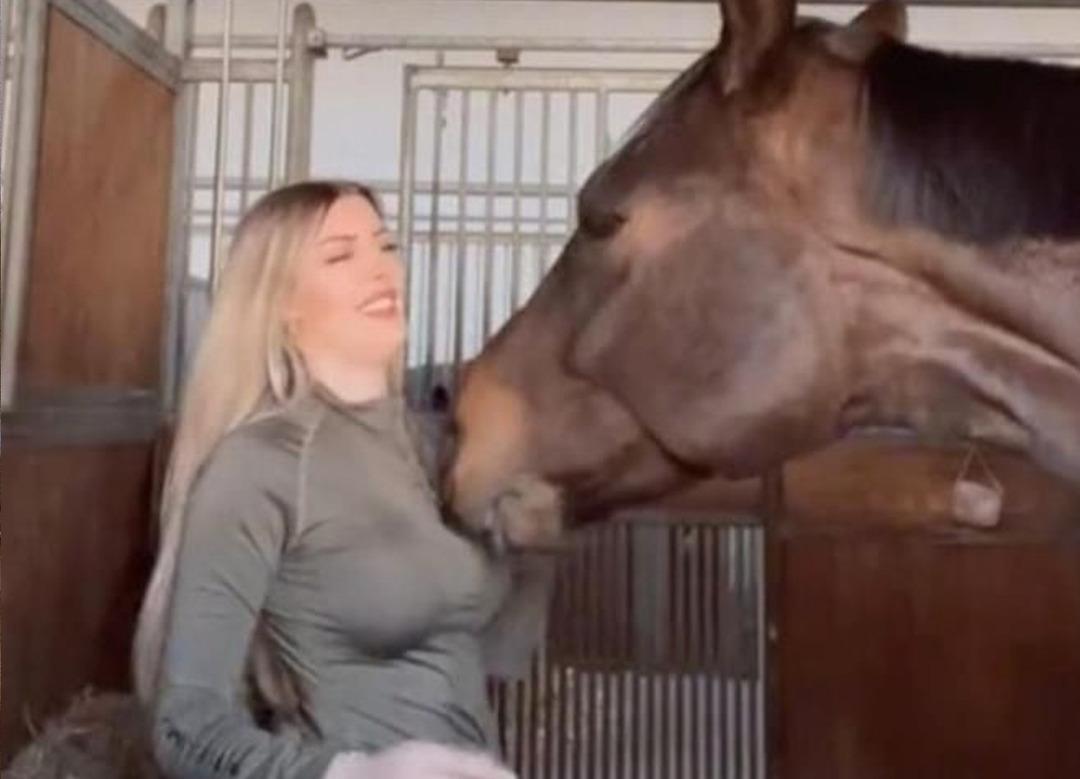 &Uuml;nl&uuml; model Augustine'in zor anları! Sevmeye &ccedil;alıştığı at bluzunun fermuarını a&ccedil;tı