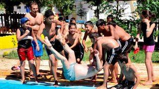 Çocuklar başkanı havuza attı!