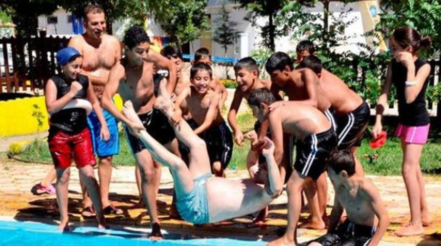 Çocuklar başkanı havuza attı!