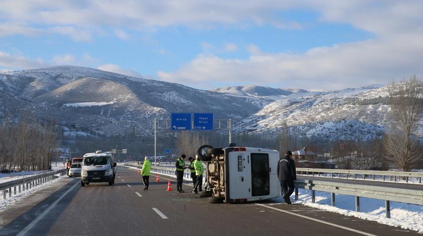 Son Dakika: Tokat'tan acı haber! Servis aracı devrildi: 1 asker şehit, 3 asker yaralı