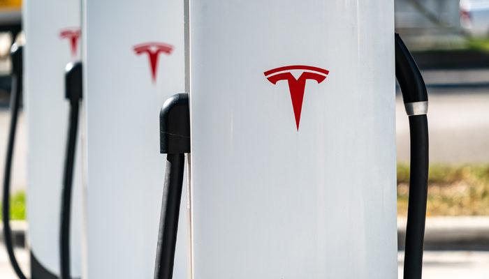 Tesla'dan Ukrayna hamlesi! Savaştan kaçanlar ücretsiz kullanabilecek