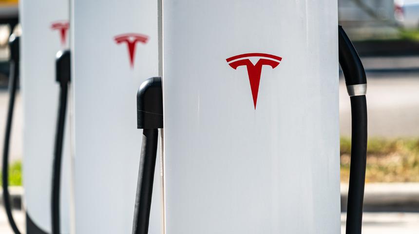 Tesla'dan Ukrayna hamlesi! Savaştan kaçanlar ücretsiz kullanabilecek