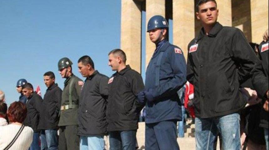 "Anıtkabir'deki sivil kıyafetli görevliler kim"