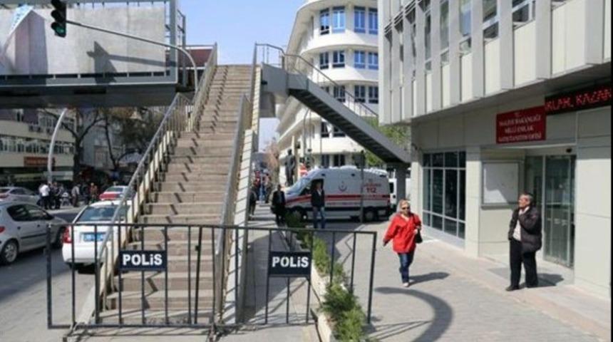 Polis YSK önündeki üst geçidi kapattı