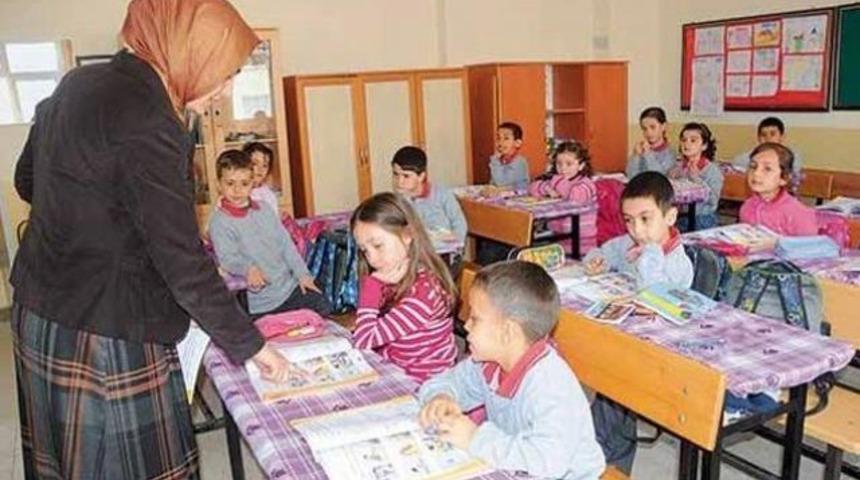 Başörtülü öğretmene itiraz görevden etti