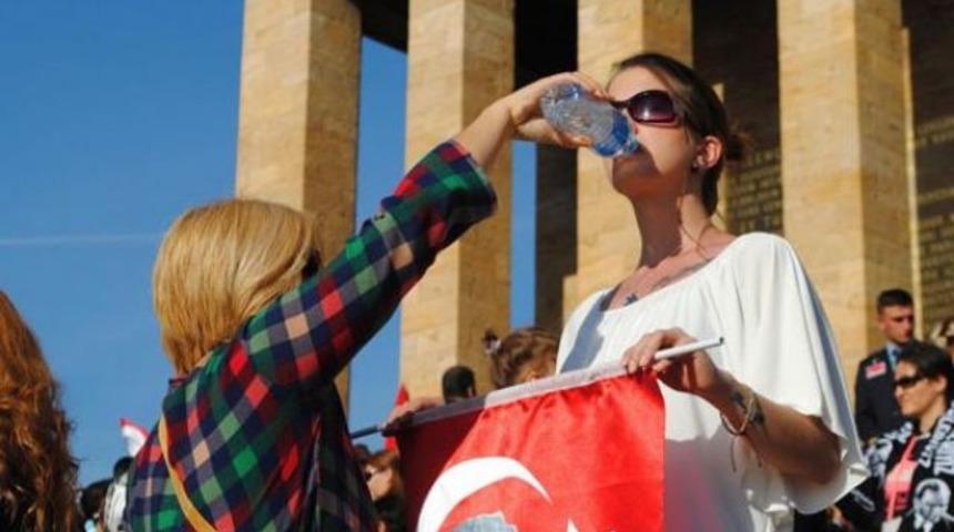 'Duran kadın' eylemi Anıtkabir'de