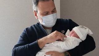 Ali Sunal yeğenini paylaştı! Dayın sana bayılıyor